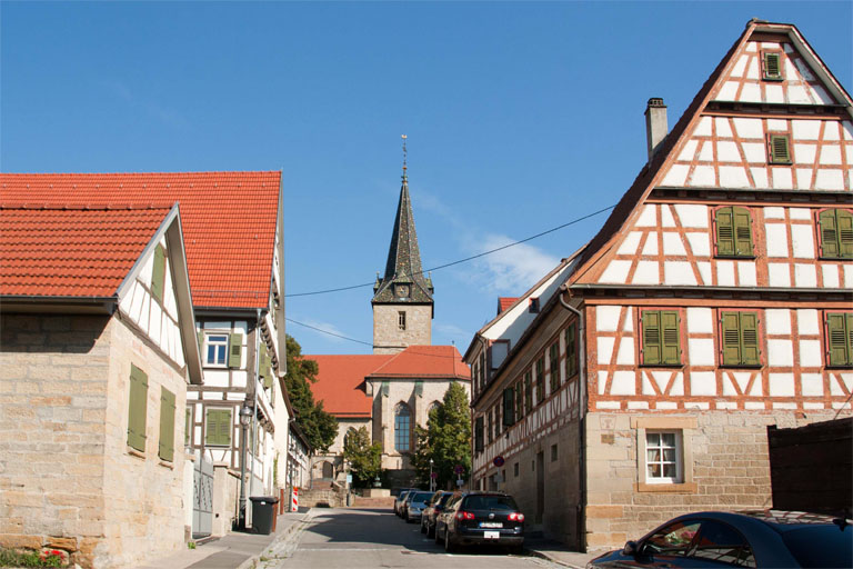 Wie heisst die Kirche im alten Stadtkern von Kornwestheim?